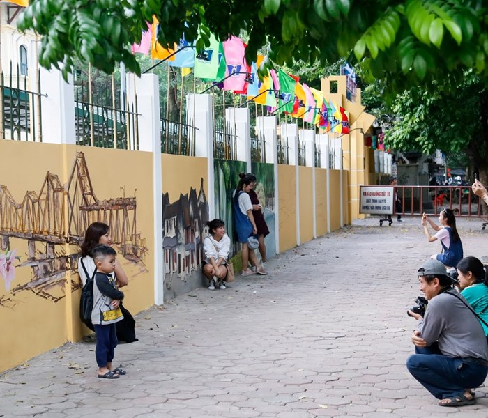 Tranh cãi về bức tường bích hoạ trên phố Phan Đình Phùng (Hà Nội): Lạc lõng như trang sức màu mè cho cô gái thôn quê? - Anh 1